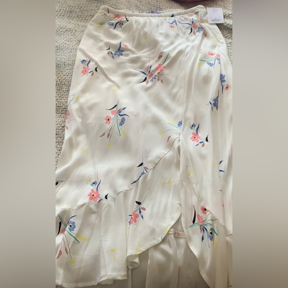 Matching skirt to listed floral Juniors top. Never worn with tags.  Beautiful.